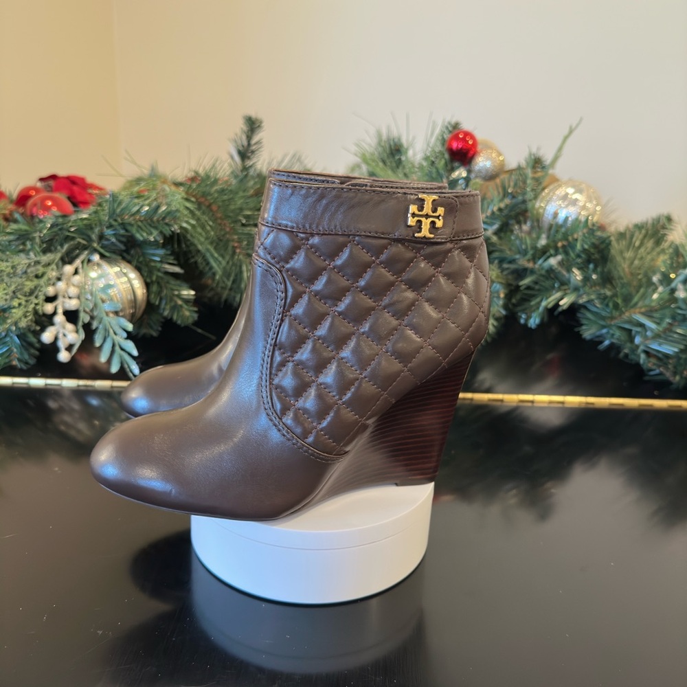 Tory Burch NWOT Authentic RARE Luxury Minimalist Quilted Brown Ankle Boots - Picture 5 of 17